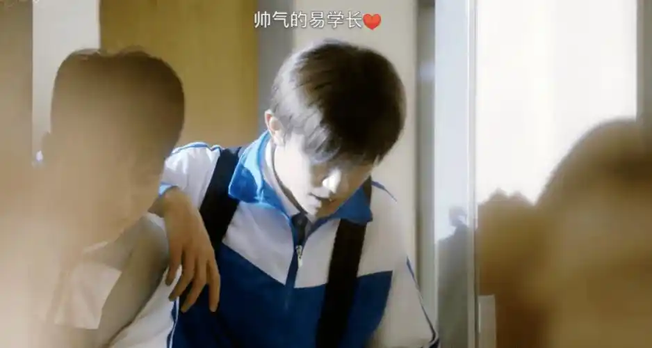 易烊千玺踩点进教室一路小跑大喘气新校服和新书包抢镜