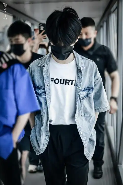 张真源今日机场饭拍牛仔外套白t恤少年感十足