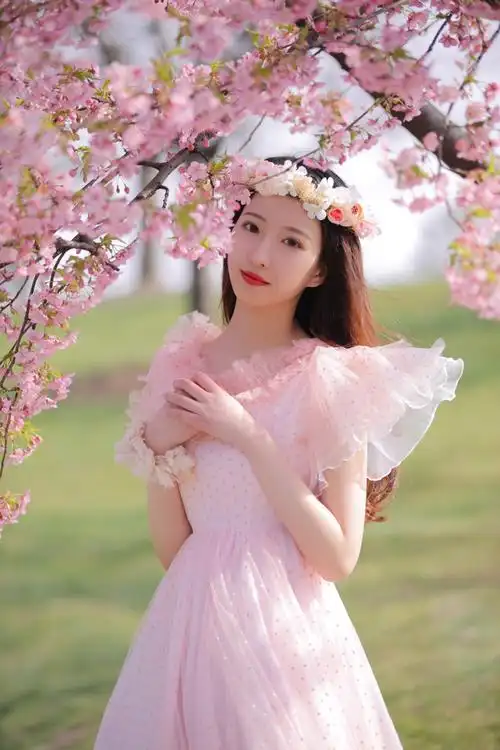 高颜值美女白皙粉嫩写真图片[5/11]_美女写真_美桌网