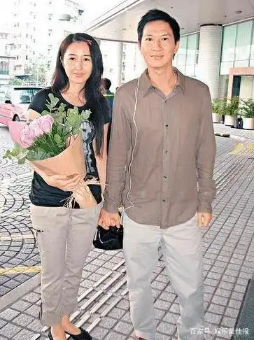 在1995年,关咏荷带着男友张家辉见自己父母,然而,在走到关咏荷的家