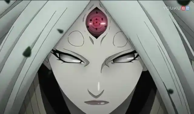 是展示了两个眼睛的,其中一个就是宇智波斑的轮回眼,另一个眼睛就是月
