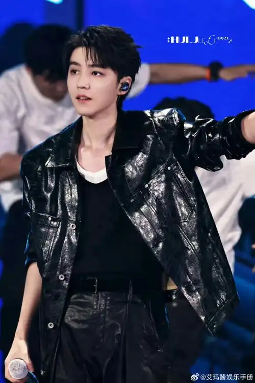 王源回重庆不回家住的原因##王俊凯成都人气