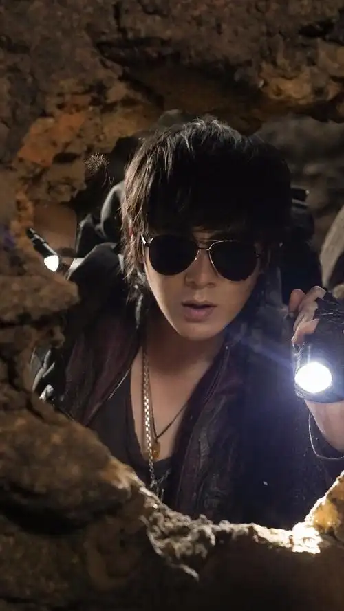 了自己的感受,他饰演的黑眼镜这个角色让人看到了黑瞎子不一样的人生