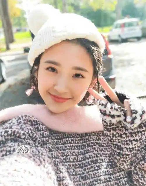 原创唐艺昕冬日服装甜美给人温暖的感觉这样搭配很出众