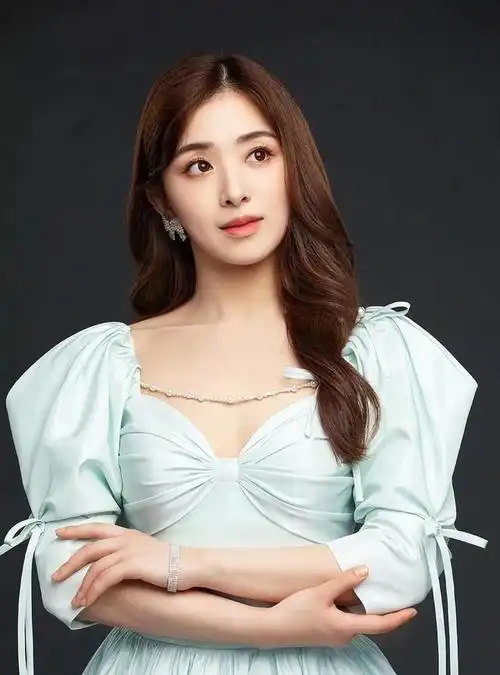 卡哇伊的张含韵也有美丽的一面什么风格都能驾驭的她很厉害