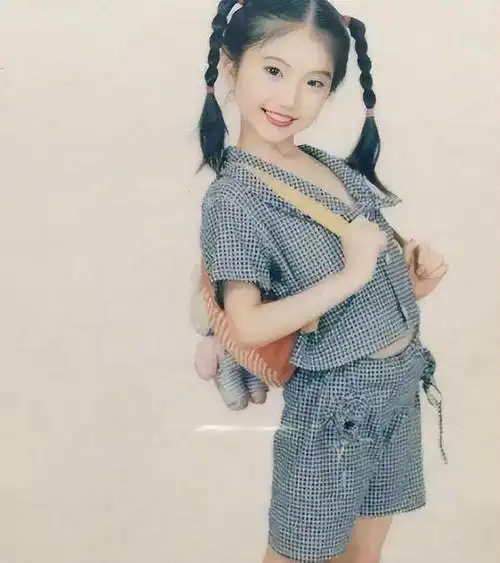 回顾毛晓彤刚出生被父亲抛弃妈妈借钱将她养大今父女关系如何