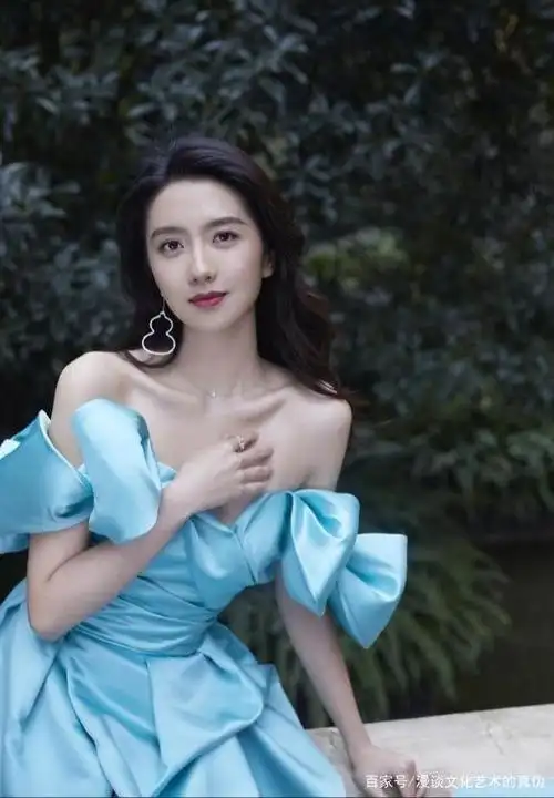 气质不凡的许龄月