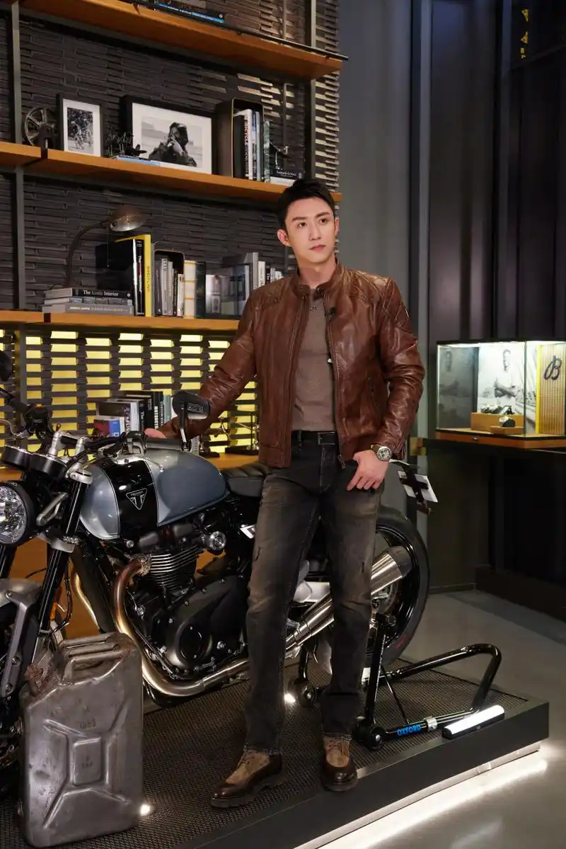 百年灵品牌代言人黄景瑜# 亮相breitling百年灵 天猫官方旗舰店