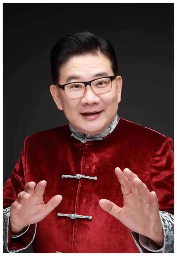 曹可凡近照,梳二分头胖圆脸笑容可掬,妻子是圈外人,儿子也很胖__财经