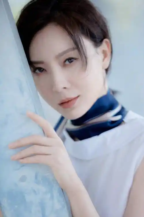 演员陈数在钢琴键上找来一个老公继子就是我的孩子