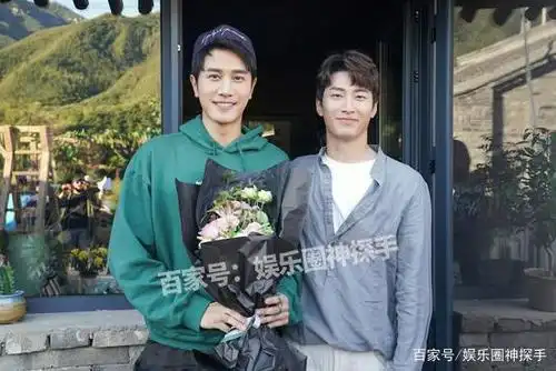 看彭冠英和不同男星的合影,你能猜出对方的身高吗?