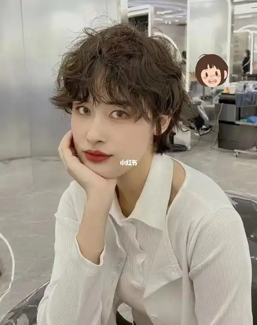 超短发烫发让头发蓬松起来