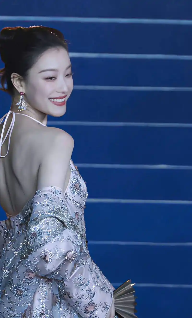 这次红毯上的倪妮状态松弛而自信,仿佛在演绎一场属于她个人的时尚秀.