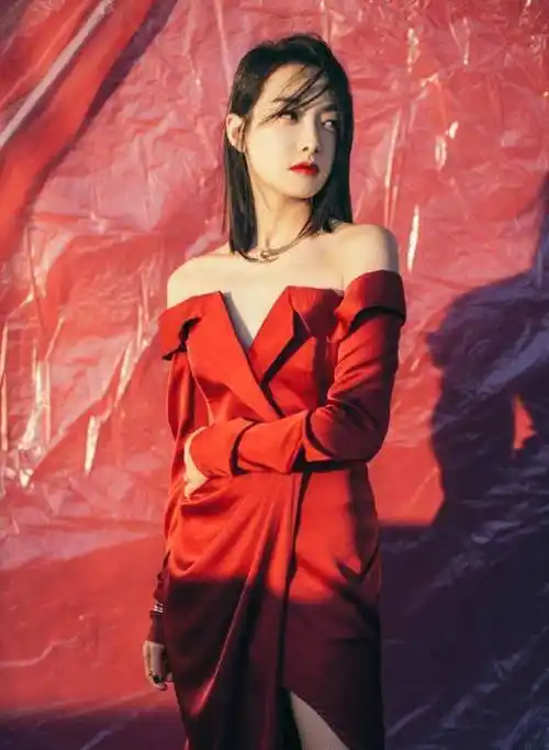 原创宋茜终于跻身85花穿高时尚例假裙火辣吸睛拍大片明艳抢眼