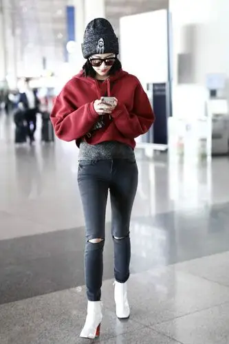 景甜穿红色卫衣搭配黑色牛仔裤现身机场,皮肤白皙戴黑色墨镜好酷