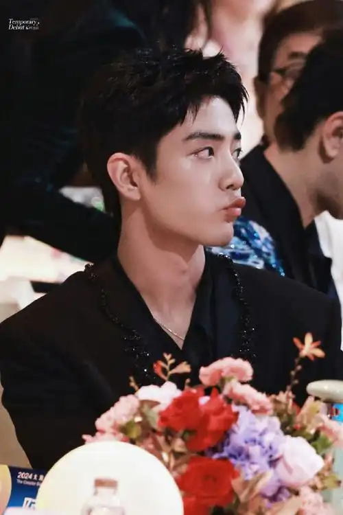 肖战喝水嘟嘴接泡泡