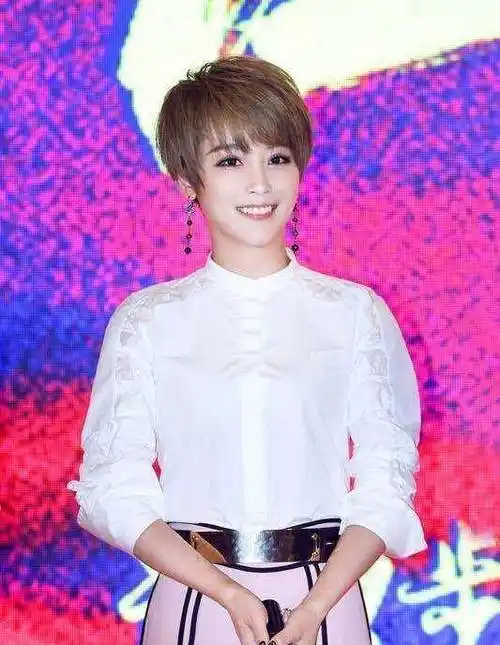 谢楠短发深v出席活动,皮肤雪白身材好!