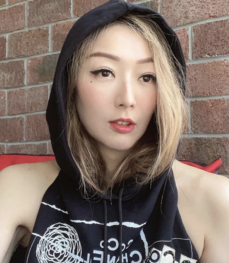 1/ 12 搜狐娱乐讯 4月30日,郑秀文在社交平台上传了一组照片,她穿着漏