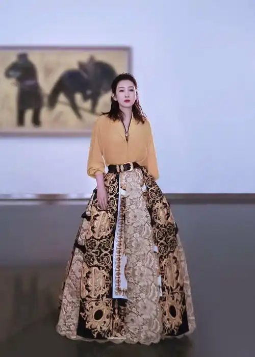 秦海璐春日美照清新短发造型融入京剧元素展现非凡的曲艺魅力