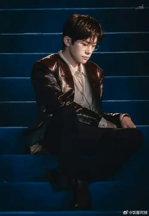 看得我迷糊了,戴眼镜的千玺真的太欲了#易烊千玺斯文败类气质