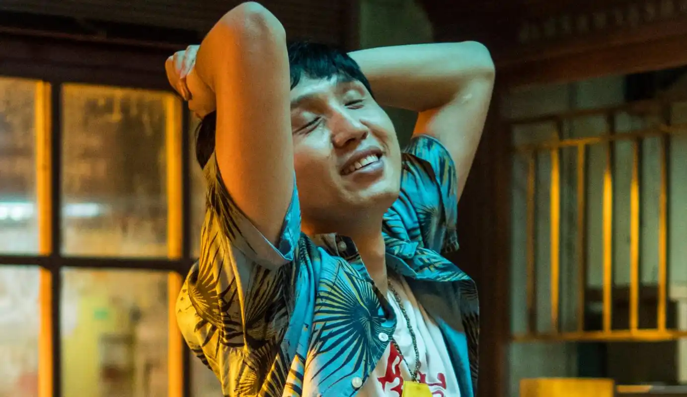 这个镜头出自《夏洛特烦恼》制片蒋海波的新片《亿万懦夫》,该片由张