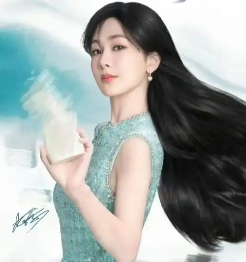 随风飘起的样子让人心动,作为一款防脱发洗发水广告代言人来说,杨紫的
