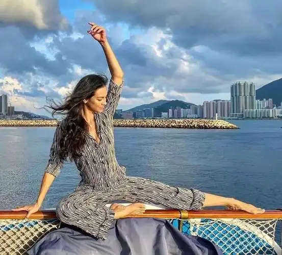 临盆在即!香港名模rosemary怀二胎8个月,出海晒高难度瑜伽动作