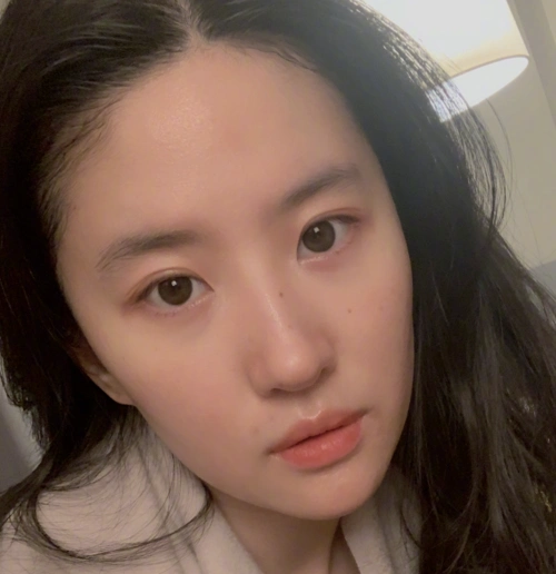 刘亦菲晒素颜怼脸自拍回应胖成"包子脸",自称加了滤镜超耿直