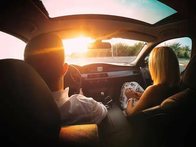 为何有人开车只开一侧车窗老司机别嘲笑这才是会开车的