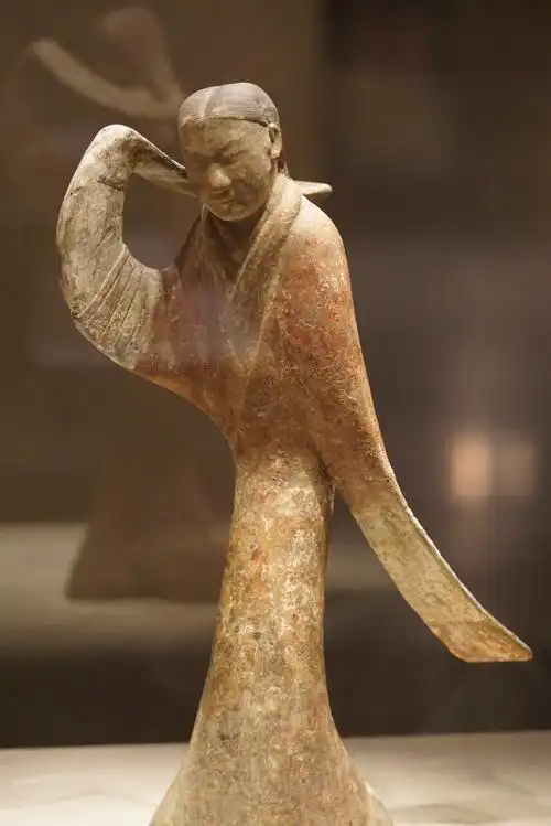 彩绘陶舞俑,西汉,1954年陕西西安白家口出土,汉代流行长袖舞的实物