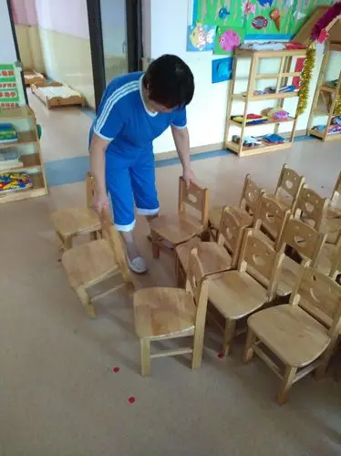 早上一来就是把班级的所有小椅子搬出去晒,等着放学时在搬回来