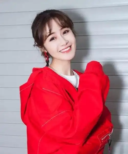 她曾考入清华, 是湖南卫视主持人, 却因没有辨识度一直不红