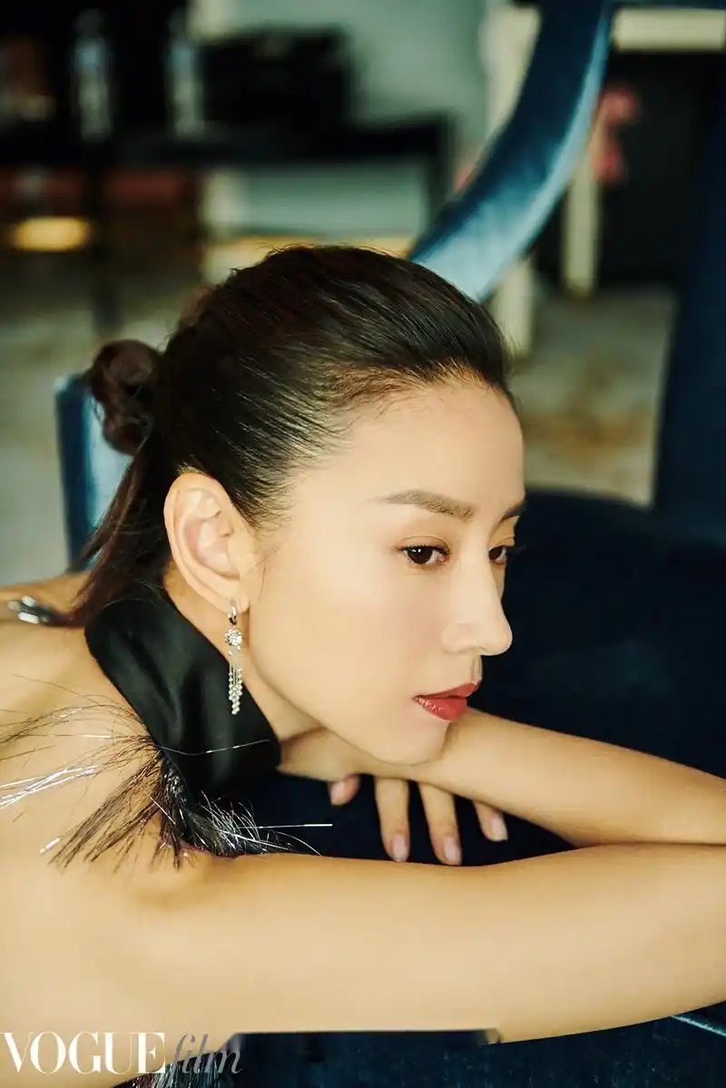 董洁身着暗色流苏礼裙亮相voguefilm时装电影盛典,彩色流萤诠释干练