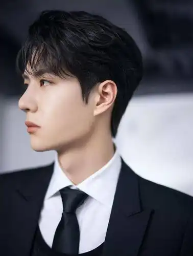 王一博黑色西装造型:时尚高贵,阳光帅气!