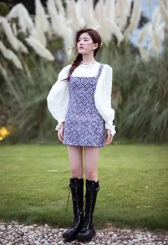 赵露思懒理绿茶风波,穿显胖"渔网袜"秀身材,这腿细到透光_手机搜狐网