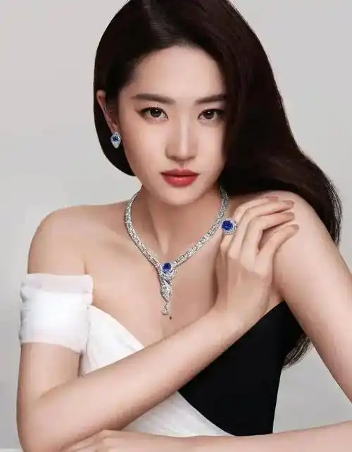 刘亦菲跟陈金飞聚会她妩媚轻抚秀发!干爹跟杨采钰早离婚