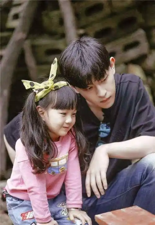 邓伦写给小山竹的一封信相约等自己老了再一起去旅行_父女_节目_爸爸