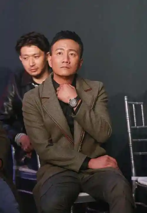 50岁胡军携妻女现身妻子腿上纹身好有个性17岁女儿变化好大