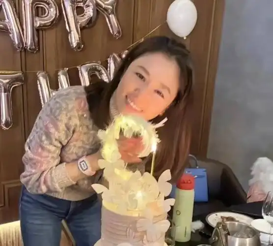 据悉,林心如,霍建华和女儿小海豚的生日都集中在每年的12月份和1月份