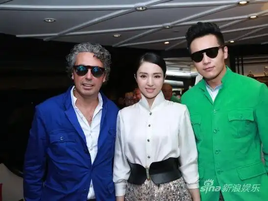 高云翔董璇出席活动 张雨绮时尚秀美腿