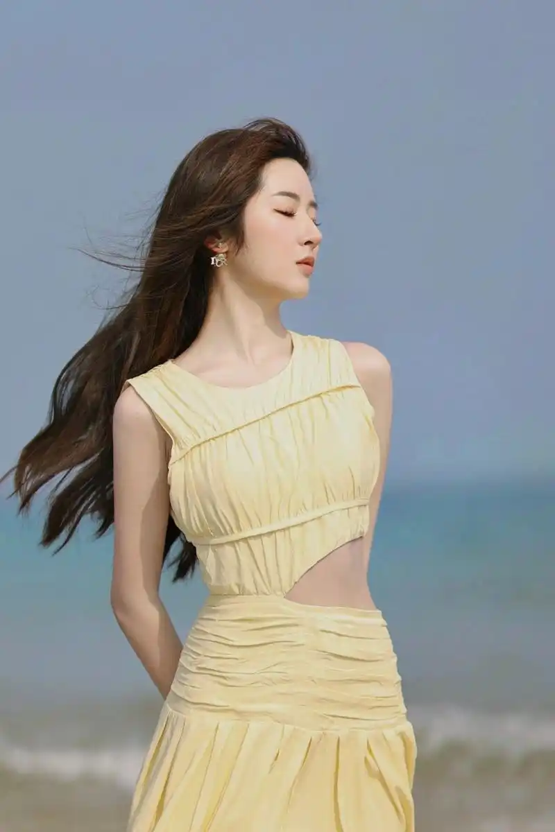 海边度假美女,长发飘飘一副淑女的形象