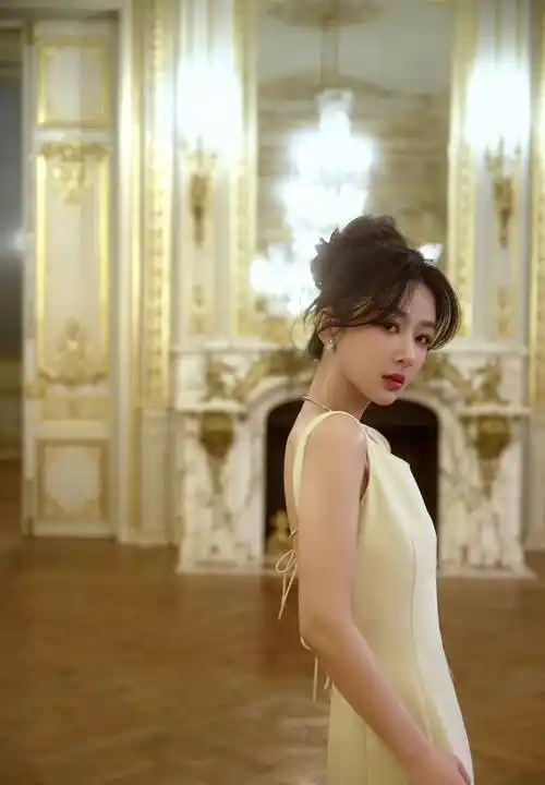 以前杨紫太保守了,今年好像出轨了,颜值又上了一个台阶_美得_精灵