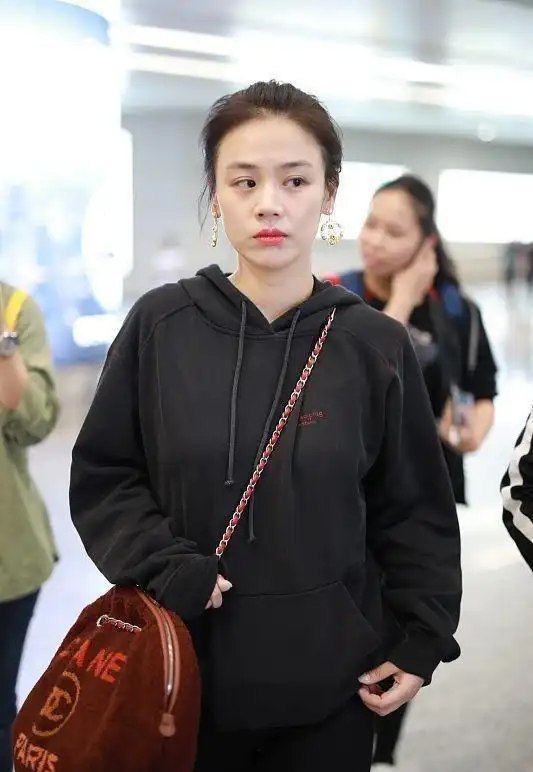 马思纯的素颜也太有实力了脸蛋瘦出棱角穿得普通却有气质