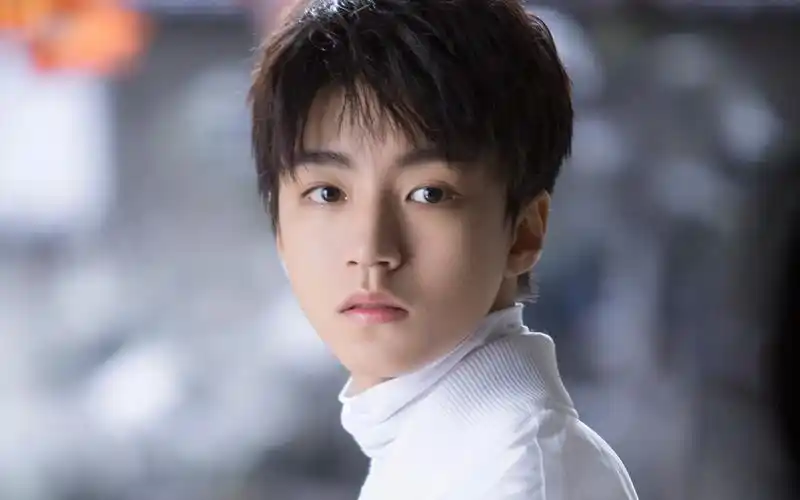 王俊凯白衣帅气写真图片桌面壁纸-大陆明星-壁纸下载-美桌网