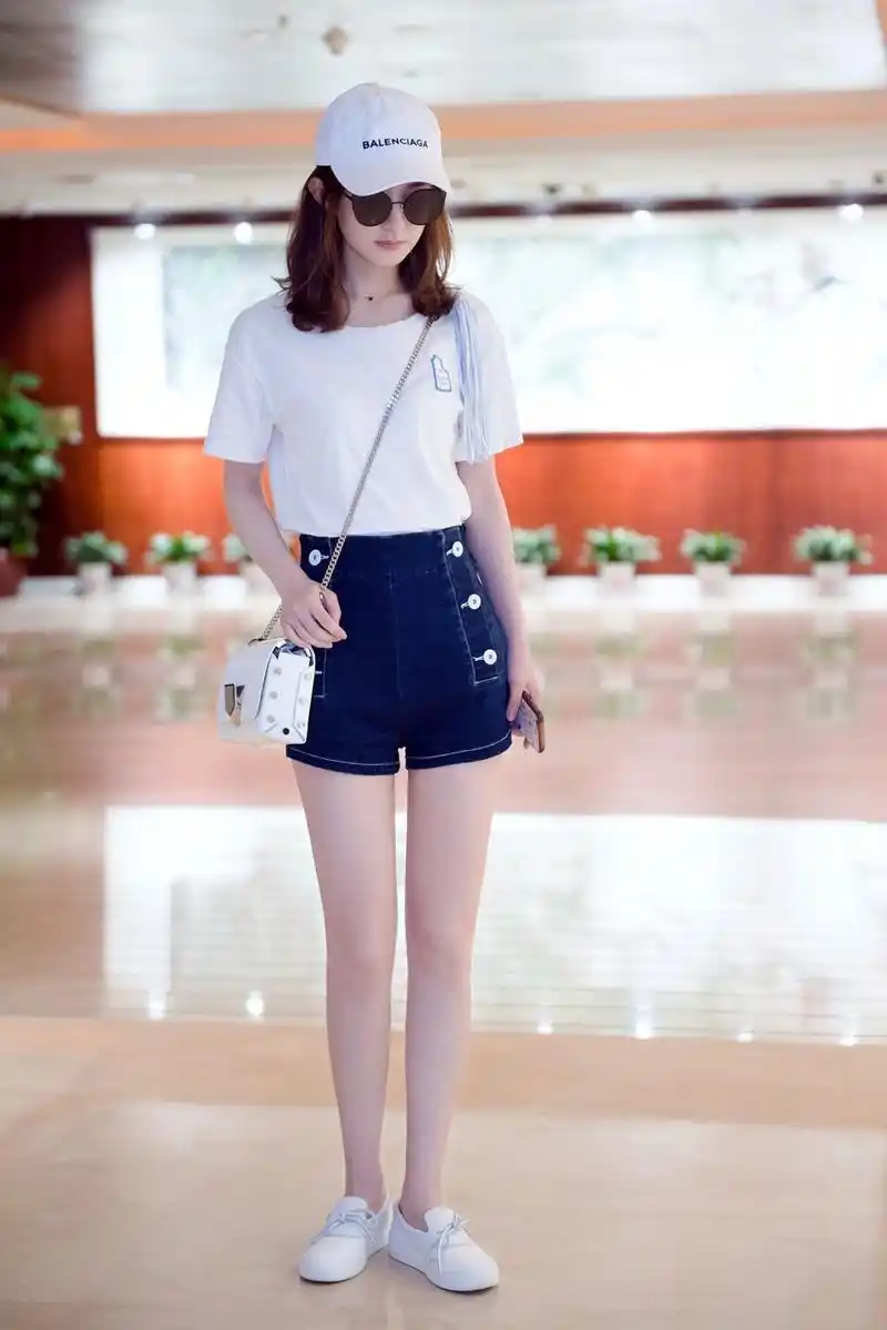 [赵丽颖][新闻]170521 赵丽颖珍藏版机场照曝光 又细又直的大长腿!