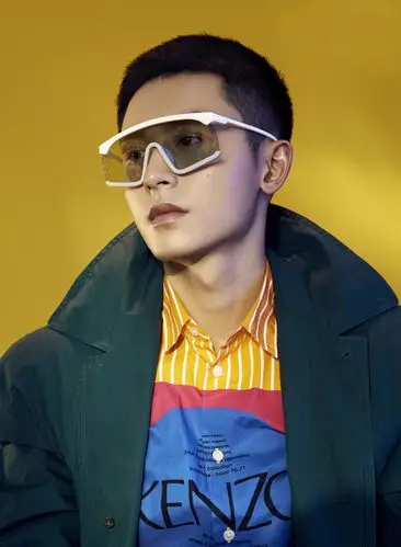 张哲瀚寸头帅气写真图片