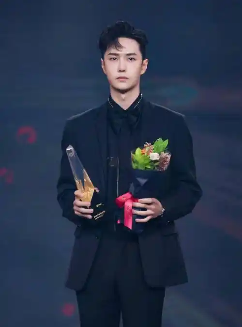 原创恭喜王一博蝉联寻艺95后新媒体指数男艺人28连冠七个月持续登顶榜