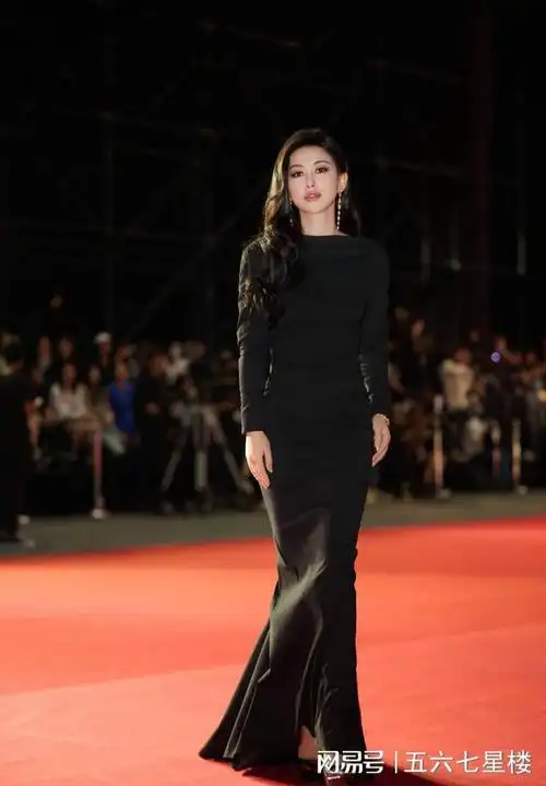 穿露背紧身裙的朱珠凹凸身材成熟抚媚