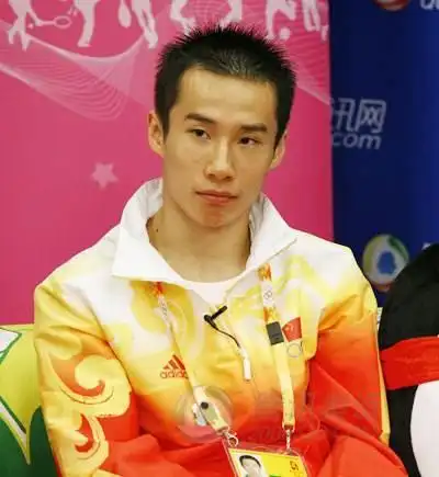 邢傲伟1982年出生于山东,擅长的是鞍马,这与另一位奥运冠军肖钦一样.