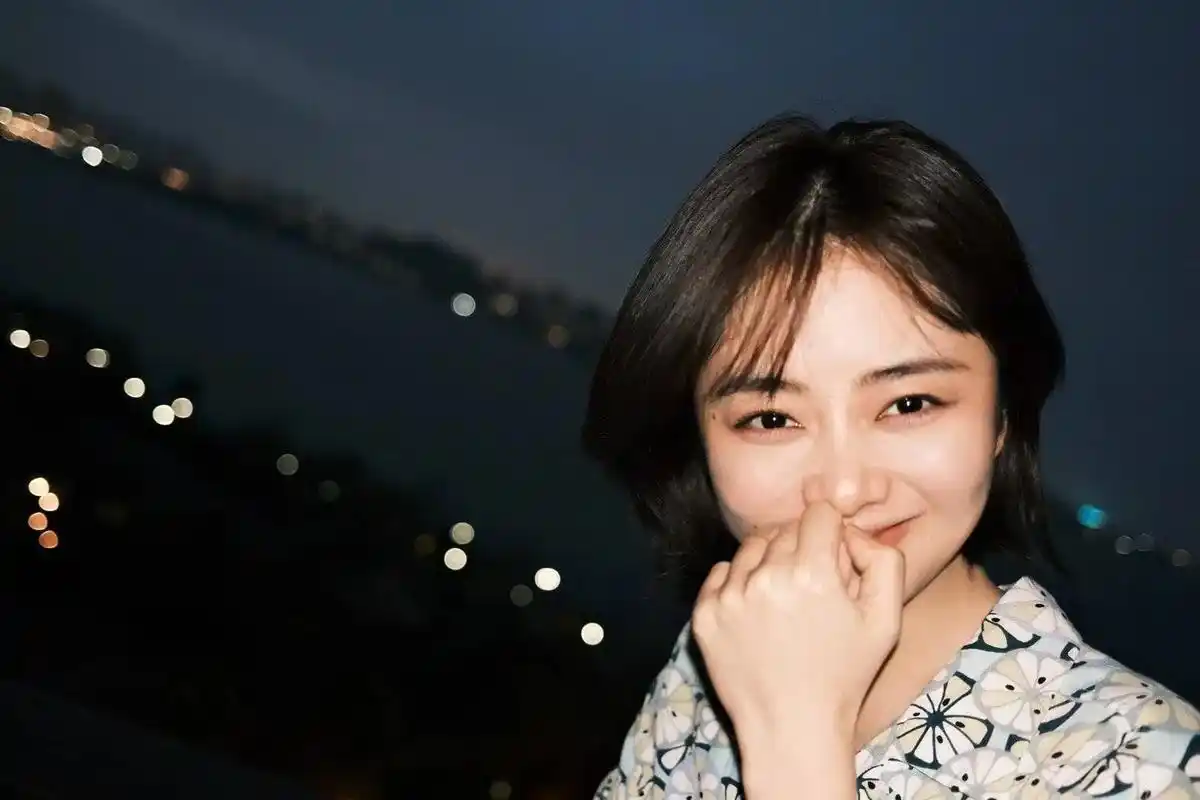 海边照  看到小谭这组照片,脑海就自动播放这首歌 #谭松韵 - 抖音